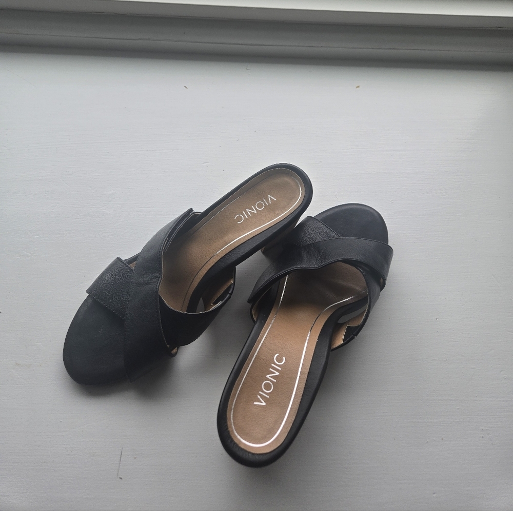 Vionic Black Cross-Band Sandals